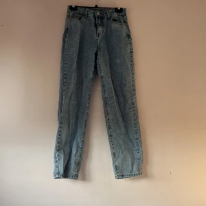 Blå jeans med hög midja - Snygga blå jeans med hög midja och klassisk femficksdesign. De har en rak passform och stängs med dragkedja och knapp. Perfekta för en avslappnad stil.