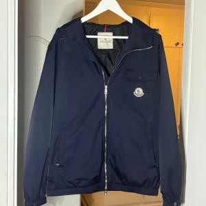 Moncler windbreaker  - Navyblå moncler windbreaker, nytt skick och oanvänd