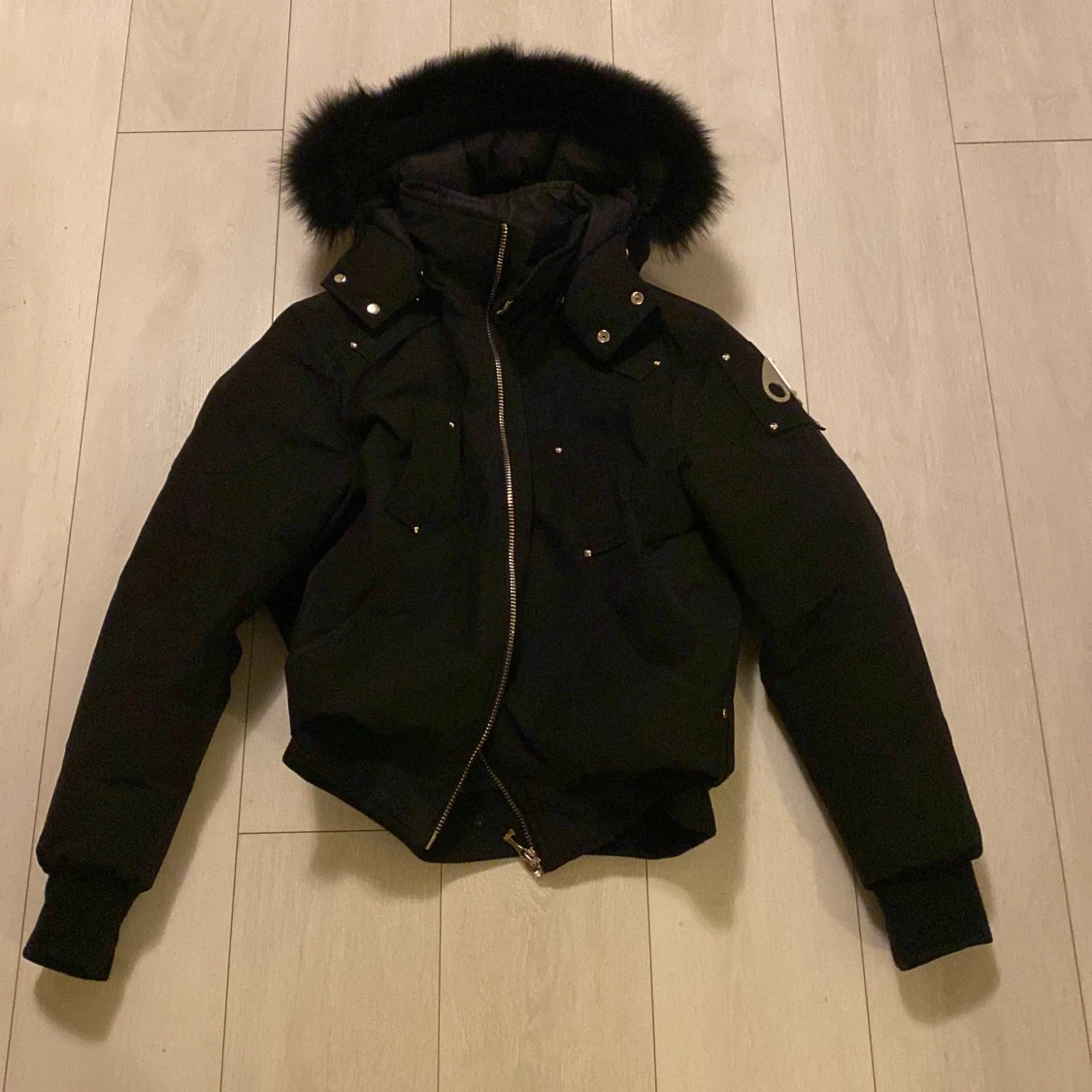 Svart dunjacka från Moose Knuckles