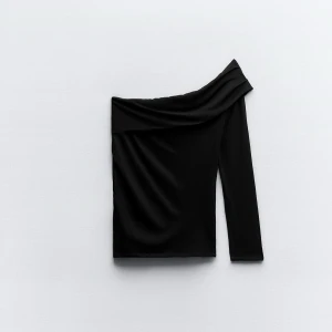 Svart oneshoulder topp - Snygg svart oneshoulder topp med lång ärm. Perfekt för en stilren och modern look. Helt ny och aldrig använd!🩷