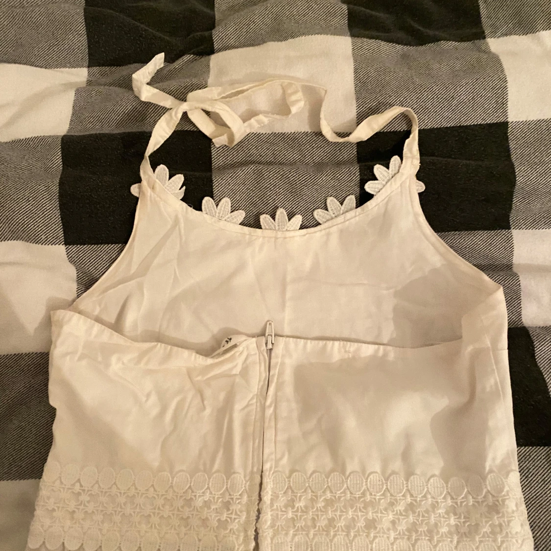 Vit klänning med blommig spetsdetalj - 92