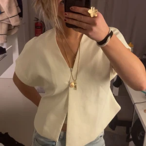 Vit v-ringad blus - Populär väst. Passar perfekt till fest och vardags. Endast använd 2 gånger🥰