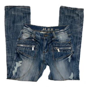 Blå jeans från M.O.D - skit coola blåa jeans från M.O.D med slitna detaljer 