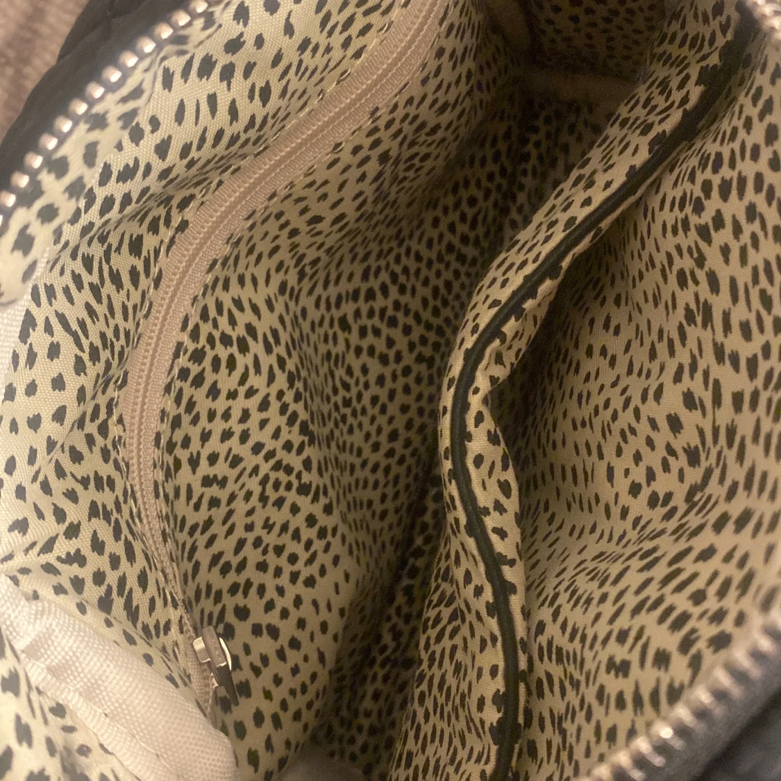 Svart quiltad axelväska/ med fint mönster i den - 91