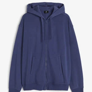Marinblå ziptröja med dragkedja - Säljer en stilren mörkblå hoodie från H&M. Endast använt ett fåtal gånger, i nyskick!                         Kan samfrakta med mina andra annonser!