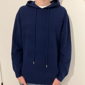 Mörkblå 100% Merinoull Hoodie - Säljer denna helt nya 100% merinoull hoodie från mitt eget klädmärke Zantiore. Storlek XS, modellen är 170 cm lång och väger 55 kg. Vid funderingar eller frågor, släng iväg ett meddelande! // Oskar