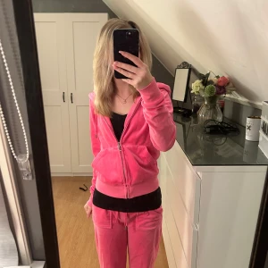 Rosa velourset med dragkedja - Säljer ett mysigt rosa velourset med dragkedja. Tröjan är i storlek XS och byxorna i xxs. Byxorna är uppsydda innerben är 73 cm