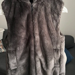 ZARA Pälsväst  - Mysig grå pälsväst med dragkedja och huva från ZARA. Strl 164 (Obs passar XS-S)                                            Använd 1 gång 