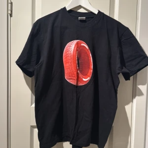 Supreme Tire Tee - Condition 8/10, Nypris: 800. Säljs för: 249