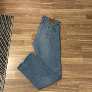 Blå Levi's 501 jeans  - Klassiska Levi's 501 jeans i blå denim med rak passform. Byxorna har en knappgylf och fem fickor. Perfekta för en avslappnad stil. Ett par riktigt fräscha och snygga jeans till ett bra pris. Ett väldigt bra skick på jeansen! Skick 9/10. Hör av er vid fler frågor eller intresse!!