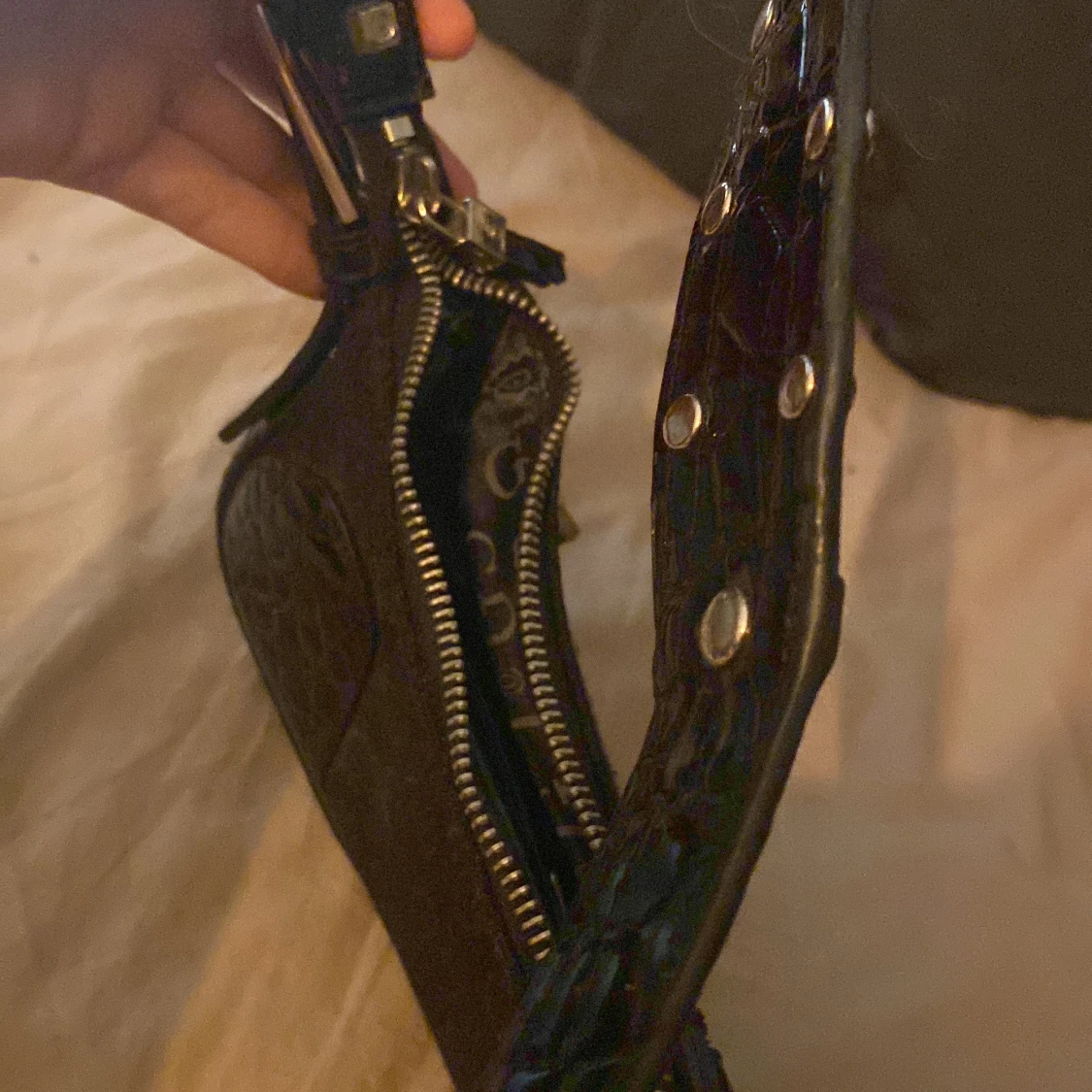 Svart axelväska med nitar - 92