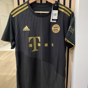 2021-2022 Bayern München Bortatröja - En helt ny Bayern München Bortatröja i storlek M. 