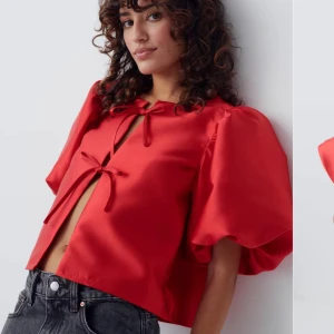 Röd blus med puffärmar - Trendig röd blus med stora puffärmar. Så fin året om till finare tillfällen. Använd endast en gång!! Nypris 500kr