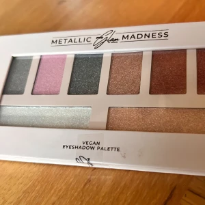 Eyeshadow palette från PRO Glam of Sweden! - "Metallic Madness" eyeshadow palette från PRO Glam of Sweden. 13 g. Oanvänd och plomberad. 