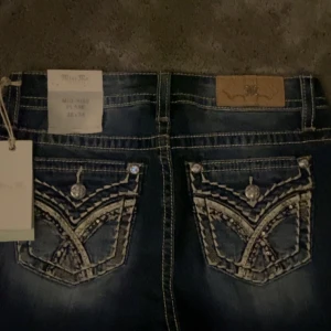 Miss me jeans  - Snygga mörkblå bootcut jeans från Miss Me helt nya aldrig använt dem, innerbensmått ca 83cm och midjemått tvärsöver ca 37cm