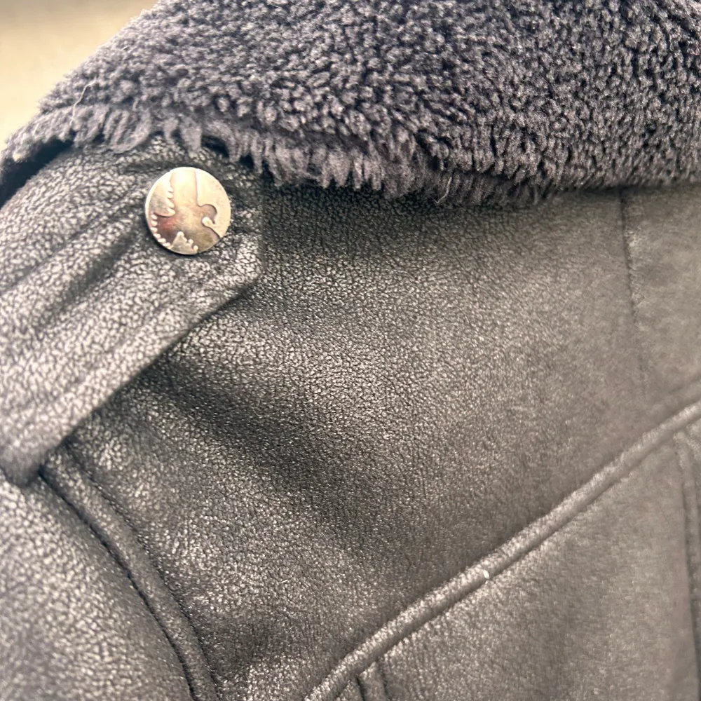 Svart rockig jacka med mjukt foder och snygga detaljer i storlek XL (dam) M (herr) från Black Premium by EMP. Den är sparsamt använd och i nyskick. . Takit.