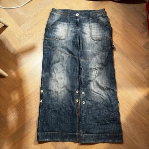 Baggy jeans -mörkblå - Baggy jeans med vida ben. Loose passform och mörk wash. Mijdemått: 43cm  Innerbenslängd: 79cm