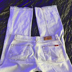 Ljusa bootcut jeans från Only - Snygga ljusa jeans från Only. Lågmidjsde bootcut jeans 