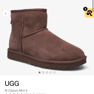 Bruna UGG Classic Mini II - Säljer ett par bruna UGG Classic Mini II boots i mocka i storlek 38, mycket bra skick! Skriv för fler bilder💕pris kan diskuteras vid snabb affär 