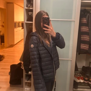 Svart dunjacka från Moncler - snygg svart dunjacka från Moncler med dragkedja och luva, I barnstorlek!! Storlek 150-164 Bär XS/S och passar perfekt
