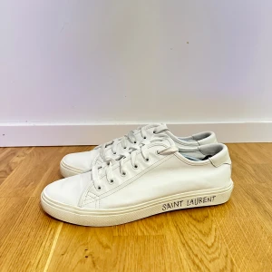 Saint Laurent Skor - Extremt schyssta Saint Laurent skor i vitt med text på sulan| Skorna är i mycket bra skick och är fortfarande helt vita| Storlek 42| | Tveka inte att skriva vid det minsta lilla💭!
