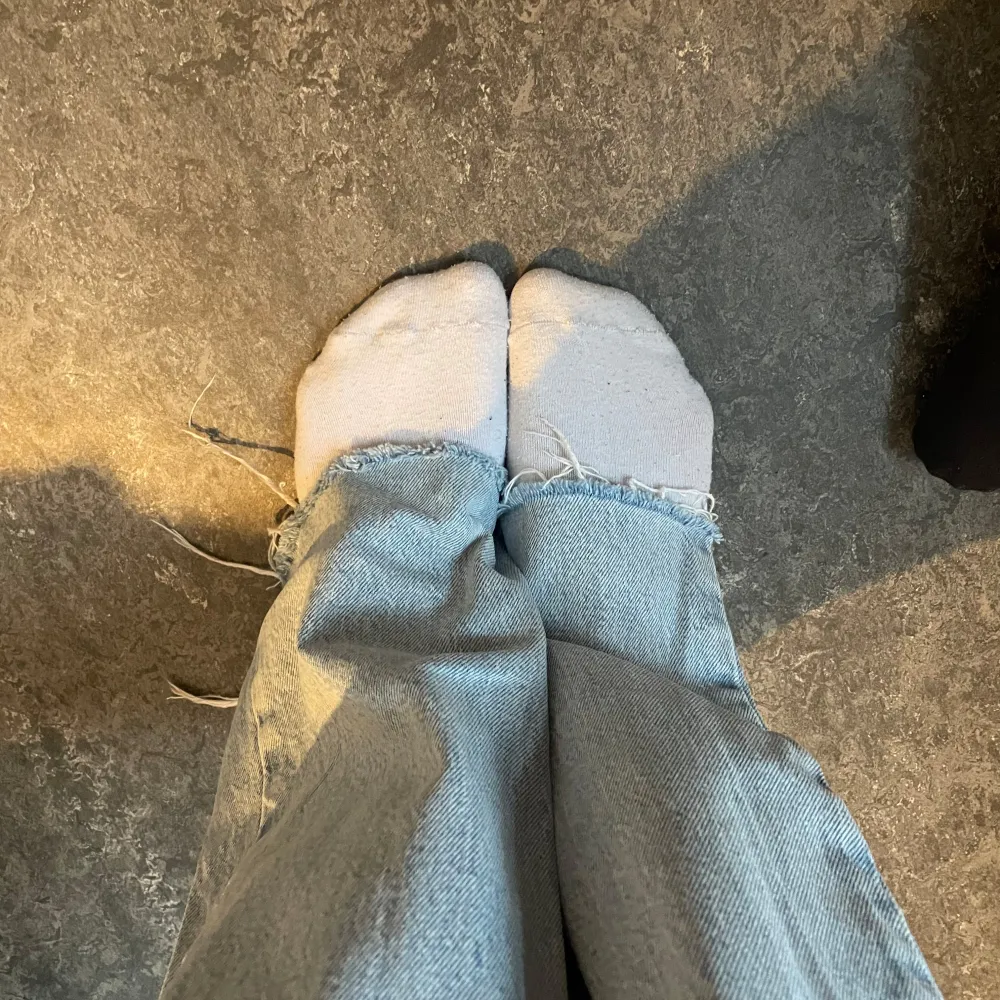 Säljer ett par ljusblå jeans nästan helt oanvända en rak passform. . Farkut & Housut.