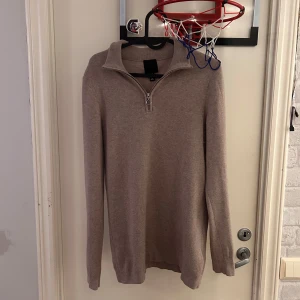 Half Zip Tröja - Tja! tänkte sälja denna riktigt snygga half zip ifrån H&M, jag har endast använt tröjan en gång då den var för liten för mig så tröjan är alltså i topp skick! Om du är osäker på något är det bara att fråga på så löser vi en bra förhandling👍