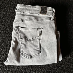 Replay Jeans - Säljer ett par gråa Replay Jeans. Använt ett par fåtal gånger, skick 9/10. Str 29/30 Pris går så klart att det diskuterar vid snabb affär.