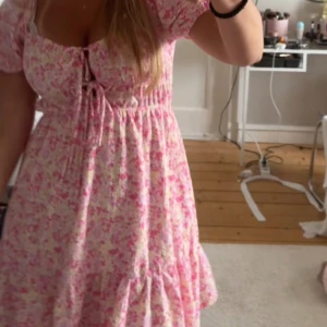 Klänning - Säljer denna super söta klänningen!!❤️❤️🥹🥹
