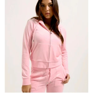 Rosa hoodie med dragkedja - Fin juicy couture tröja. Andvändt ett tag men fof i fint skick. Storlek S 