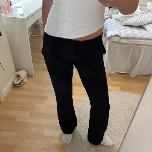 Lågmidjade kostymbyxor - Säljer dessa svarta lågmidjade bootcut kostymbyxorna för att jag har redan två likadana par. Från Bikbok. Använda men inga tecken på defekter eller trasighet, (mycket bra skick). Nypris: 499kr, säljer för 250kr.💞
