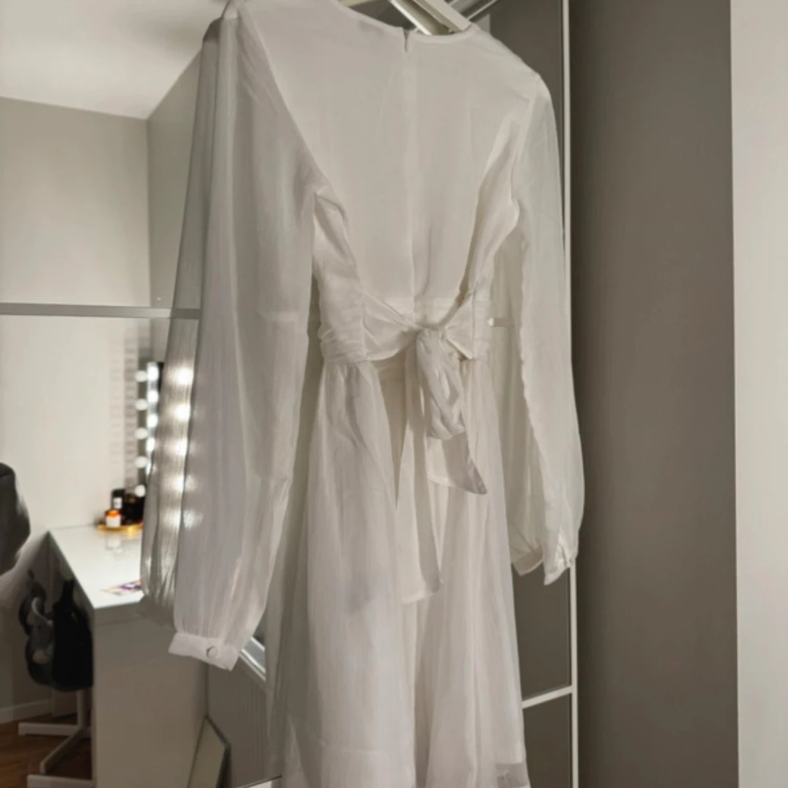 Vit klänning med knytband (studentklänning) - 90