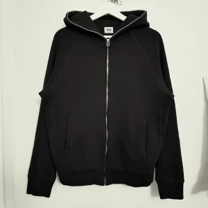 Acne Studios ”gimp hoodie” - Från A/W 2008 kollektionen. Tagged storlek L passar M. Oversized luva.