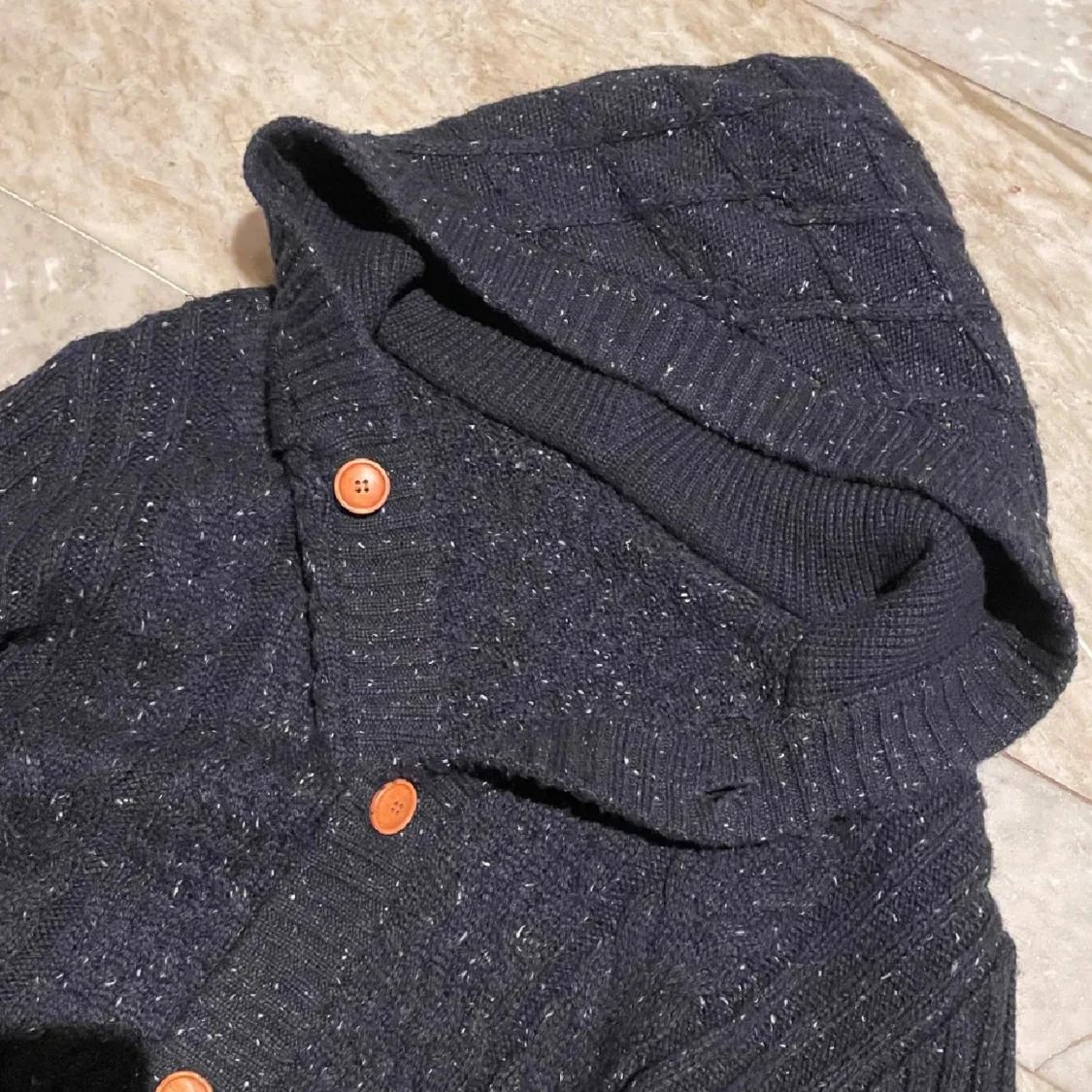 Svart stickad hoodie med knappar - 90