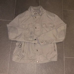 Grå fieldjacka - 8/10 skick | skriv för bud elr funderingar