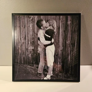 Håkan Hellström - Affisch, 31.5x31.5  - Håkan Hellström - Det kommer aldrig va över för mig albumaffisch, 31.5x31.5   Helt ny - Passar bra i IKEAs tavelram Lomviken!  Skickas i papprulle - Ramen ingår inte!