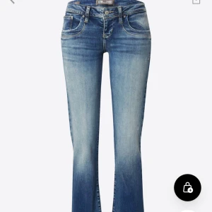 LTB jeans - Snygga blå bootcut jeans från LTB. De är lite slitna längst ner baktill och ena flärpen där man kan trä igenom ett skärp har lossnat, men det går lätt att fixa. Priset går att diskutera!🩷