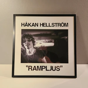 Håkan Hellström - Affisch, 31.5x31.5  - Håkan Hellström - Rampljus albumaffisch, 31.5x31.5   Helt ny - Passar bra i IKEAs tavelram Lomviken!  Skickas i papprulle - Ramen ingår inte!