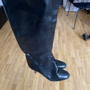 Svarta skinnstövlar med klack - Snygga svarta stövlar i skinn med klack och spetsig tå. Perfekta för en stilren look.