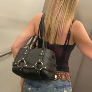 Svart väska  - Perfekt med olika fack för förvaring, vissa skavanker då den är gammal men inget i helheten som ser fel ut🥰