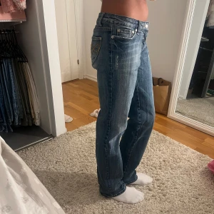 Lågmidjade jeans - Innerbenslängden: 78 cm🩷Fler mått finns på bilderna