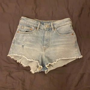 Jeansshorts - Snygga jeans shorts med slitningar! Säljer då de inte kommer till användning. Från H&M divided i storlek S/36, passar mig som är 163💖Shortsen har några små defekter (se bild 4)❤️Skriv gärna om du har frågor eller vill ha fler bilder💕