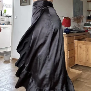 Volang maxi kjol - Svart volang kjol. Knytes i midjan så passar olika storlekar. 