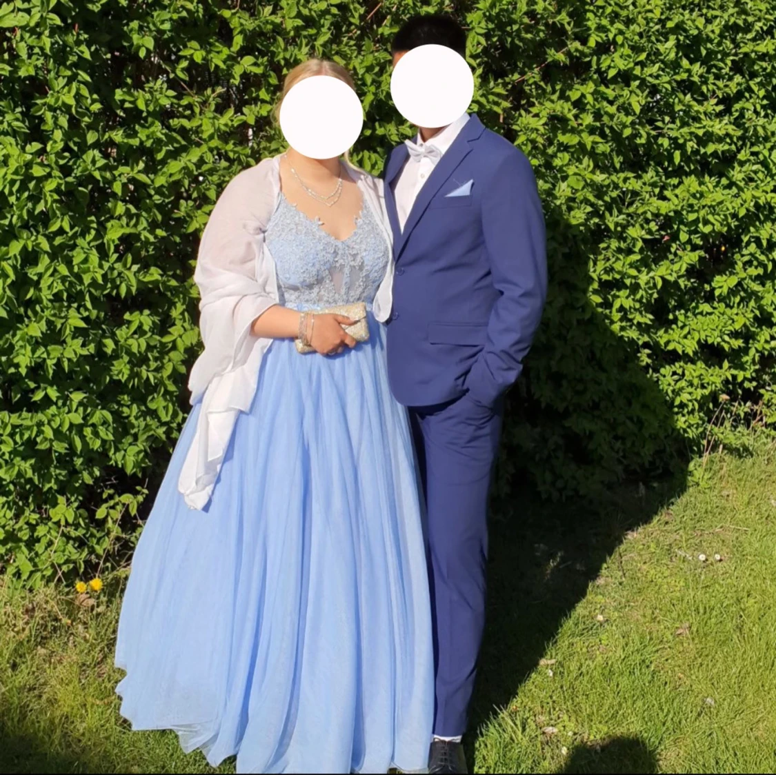 Ljusblå balklänning med spetsdetaljer - 92