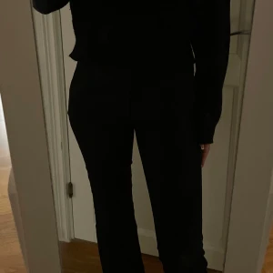 Kostymbyxor  - Mid waist kostymbyxor från bikbok i storlek 34!