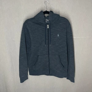 Ralph Lauren zip hoodie - Riktigt snygg mörkblå/grå zip hoodie från Polo Ralph Lauren. Väldigt fint skick, inga fläckar eller liknande, 9/10. Nypris 1999kr. Skriv för fler bilder eller vid funderingar 🙌😁