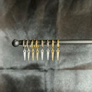 Örhängen 925 sterling silver  - Dessa örhängen säljes för 169kr/paret, man får välja guld/silver💘