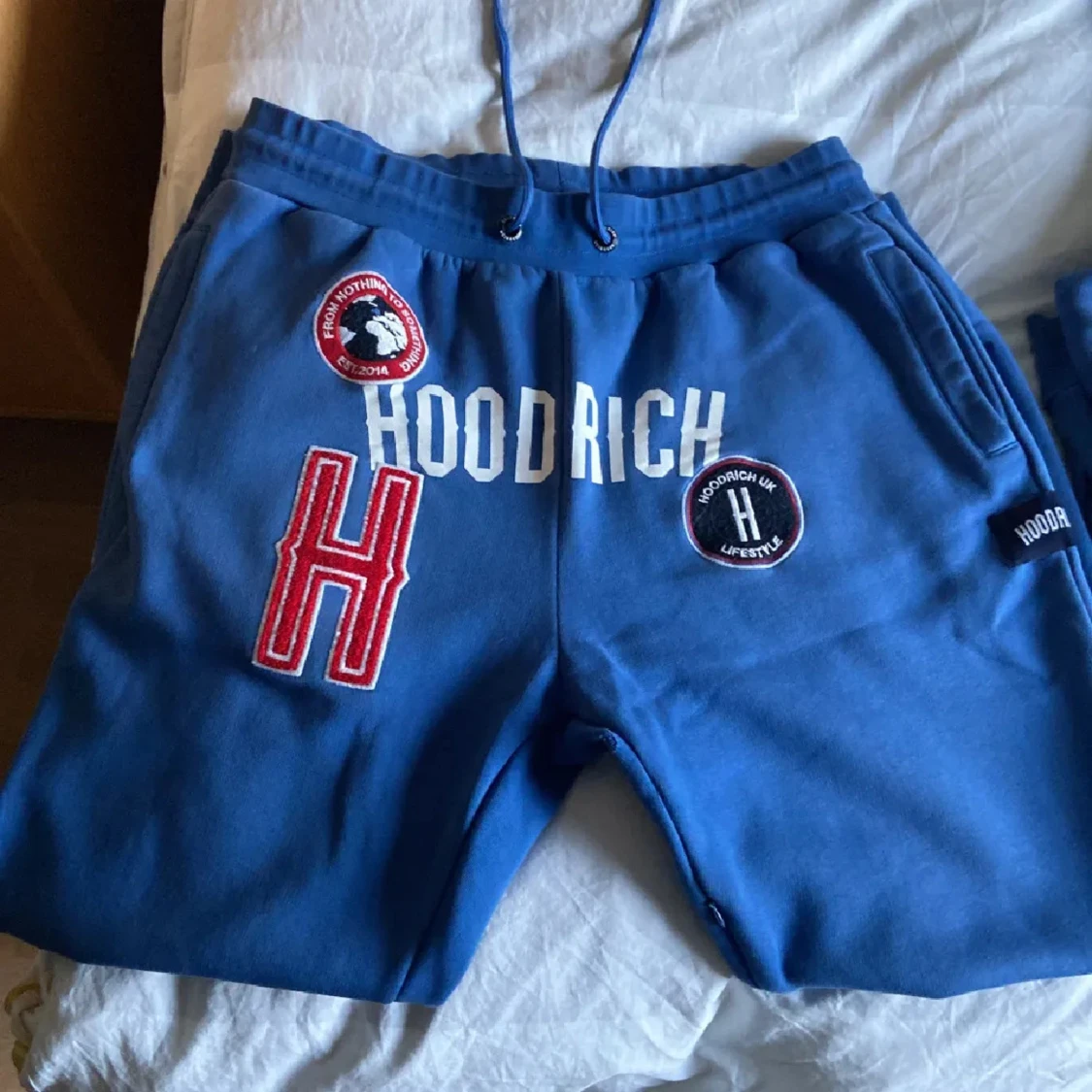 Blå hoodie från Hoodrich och byxor  - 90