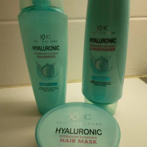 XHC Hyaluronic hårvårdsserie - Schampo, Balsam & Hårinpackning - Säljer en XHC Hyaluronic hårvårdsserie. Serien innehåller schampo, balsam och hårinpackning, alla designade för torrt hår. Produkterna är formulerade med hyaluronsyra för att återfukta maximalt och ge håret glans. HELT NYTT & OANVÄNT.