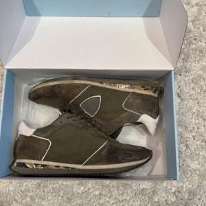 Philippe model trainers  - Tja säljer dessa skit feta Philippe model skorna till ett pris av 1699. De finns inga defekter eller liknande|box med följer|priset är inte bestämt så kom med bud gärna|hör av er vid fundering 